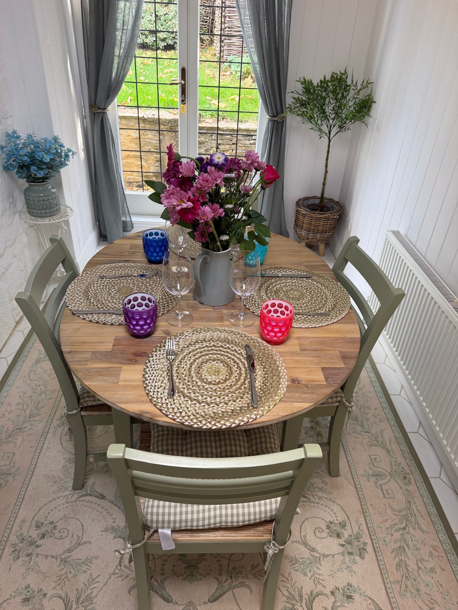 Breakfast room with round table at Glebe Cottage, Bledington