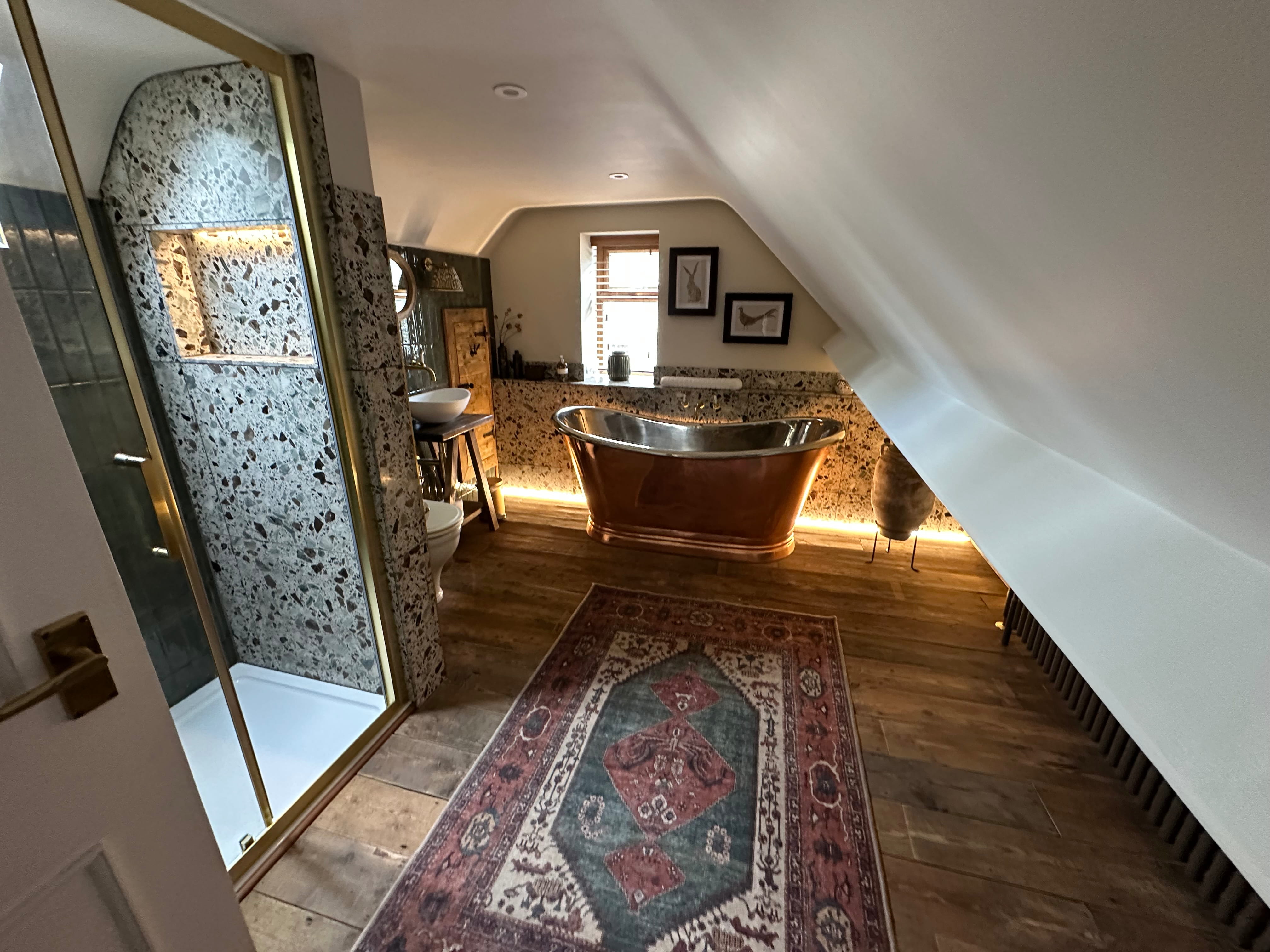 En-suite bathroom at Glebe Cottage, Bledington
