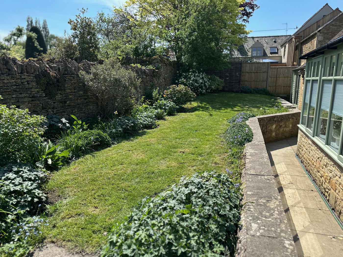 Lawn and garden at Glebe Cottage, Bledington