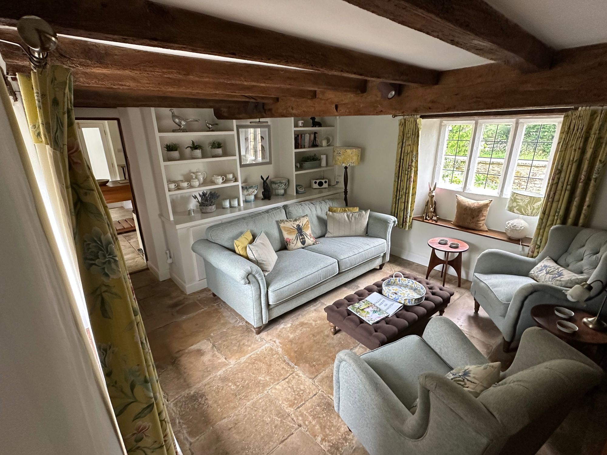 Living room with bay window seat at Glebe Cottage, Bledington